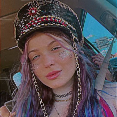 welcome to the daze of my life✨// cat lover// crystal connoisseur // chronic YT binger ♏︎ // 🧙🏻‍♀️🕯🌙// kalli🖤🏳️‍🌈🗝️ || BLM || she/they || 🔜LL🦖😵‍💫