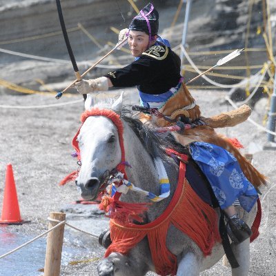 公益社団法人大日本弓馬会の公式アカウントです。鎌倉時代由来の流鏑馬、笠懸などの武田流弓馬術の保存・普及を主な活動としています。明治神宮、上賀茂神社、寒川神社、三嶋大社、富士御室浅間神社、鎌倉まつり（鶴岡八幡宮）、小田原梅まつりなどで神事として奉納し、逗子海岸、三浦道寸祭りなど地域のお祭りにも参加しています。