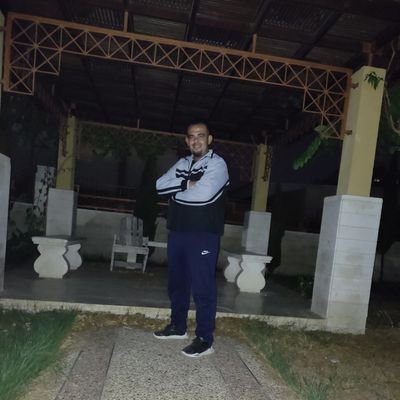 ق بنفسي .. لكنّي لآ أرفعهآ عن مستوى البشر ، ولآ استصغر من حولي .. بسبب تلك الثقة .. هذا هو الفرق بيني وبين من يتخذ الثقة بالنفس عذراً وسلاحاً ليهمش من حوله ويخ
