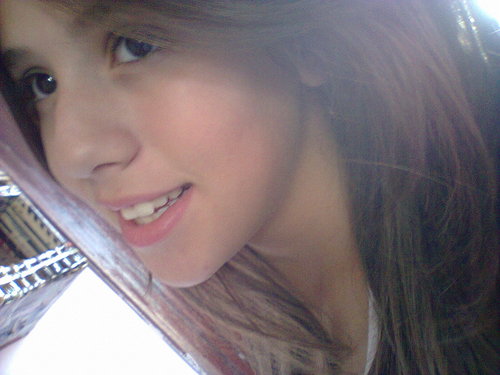 Familia, amigos, musica, chocolate, doritos, coca-cola, pizza. Sou feliz , me segue que eu vou ficar mais feliz ainda' ;D