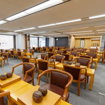 阪急電車「大阪梅田」駅から徒歩約1分の「日本棋院梅田囲碁サロン」です!
サロンの営業情報や囲碁大会・イベント開催のお知らせ、売店の新商品情報などをご案内いたします!
営業時間:10時ー18時
日曜は一般対局はお休み、貸室・貸席・売店のみ営業となります。