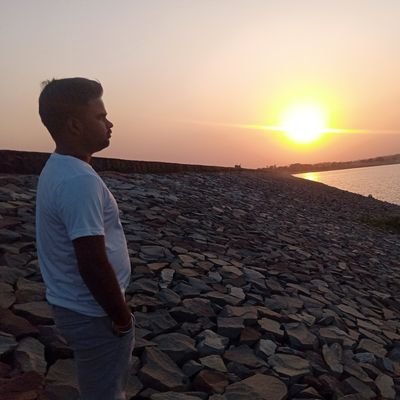 वक़्त से पहले हादसों से लड़ा हूं,
मैं अपनी उमर से काफी बड़ा हूं।