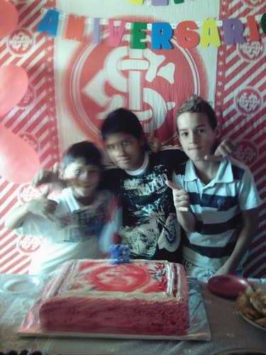 um garotinho que é torcedor fanatico do internacional 
que vive escutando musica é Gaucho e tem 11 anos