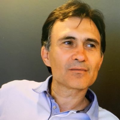 Economista. Apassionat de l'hoquei patins i seguidor dels meus fills. II*II