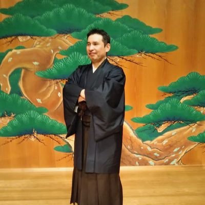 和装好きの普通の会社員です。
鬼滅の刃の竈門禰豆子をこよなく愛しています。
時折、秋葉原のコンセプトカフェにて
お気に入りのお女給さんのお話を聴いて
日々の生活の活力とさせて頂いております。
昔、居合道を少し習った事で和装
と刀の取扱いと作法に心得あり。
また英語、韓国語を話すトライリンガルです。