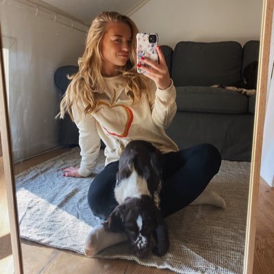 Dribblar två kroniska sjukdomar och är mamma till ett hjärtebarn. Viger all frisk tid åt AIK & passar på att vara så arg jag bara kan.