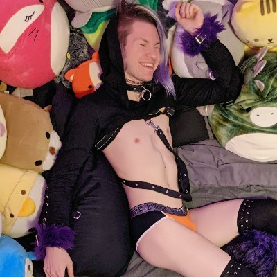 NEW⚠️Just a lil pupper that likes to have a good time~ Come say hey! 💜
Alt AD acc for JFF and OF Previews. Expect Mursuit, Partial, Pup, and Goth-y content 😘