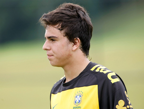 16 anos,estou atualmente no Inter - seleção brasileira sub-17 !  http://t.co/7vbHqbU2Mx i'm fake contato: contatomyprofile@hotmail.com