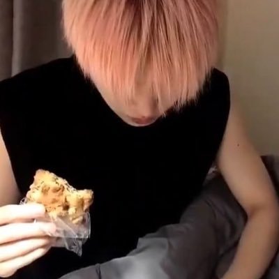 99JUNMAILS's profile picture. she ! her — 6 students.