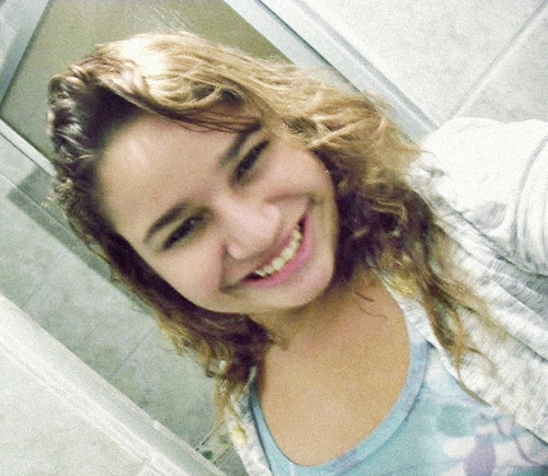 uma menina sorridente , e que não consegue ouvir um não ! mimada , as vezes chata , enfim , quem conhece sabe.
