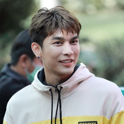 Support @MSuppasit 💛 #mewlions จะอยู่ข้างๆพี่มิวตลอดไป รักที่สุด 🤝 //เอ็นดูยัยน้องมาก @gulfkanawut เก็บรูปได้ที่ 👉🏻#photowithmew