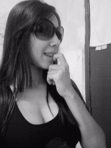 sou uma garota muito feliz, uma garota que corre atrás do que quer e não deixa nada estragar seus sonhos, afinal, pois só quem sonha consegue alcançar