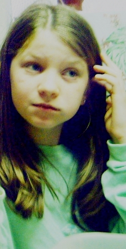 Colorada  u.u
Rock Emo ♥
Níiíver dia 19 de marçoo *-*