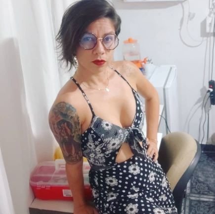 Manauara, Não-Monogamica, Feminista, Esquerdista, Umbandista.Tudo que a família tradicional repudia. 😌🌈