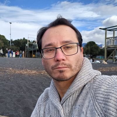 Papá, periodista, aficionado a muchos ismos. Rock & roll refugee.