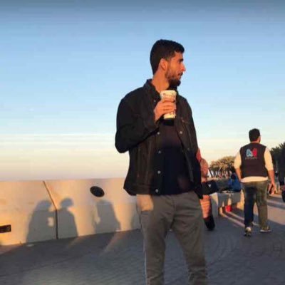 - في مكانٍ ما من الليل، ثمّة إنسانٌ يغرق .