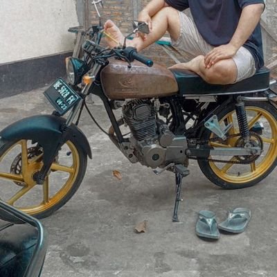 Menjadi pura2 gila agar orang lain bahagia