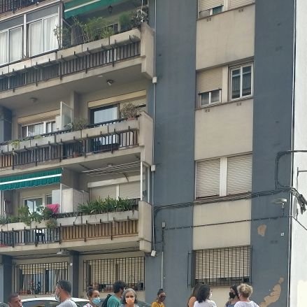 Volem un lloguer social dels pisos dels bancs del barri de Ciutat Meridiana. Volem crear un espai d'acompanyament a les veïnes. habitatlameri@gmail.com