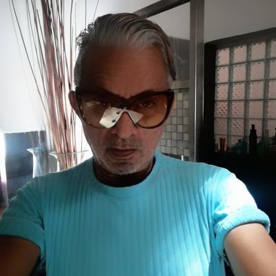 loco,impetuoso, cariñoso,amigo,sincero,yalentosoy unico