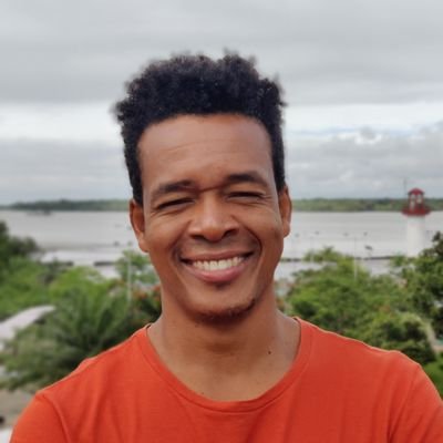 Ecologo, Especialista en Derecho Ambiental y Master en Planificación Territorial y Gestion Ambiental.
