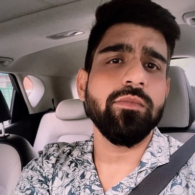 Parasmalhotraaa's profile picture. Chartered Accountant📚