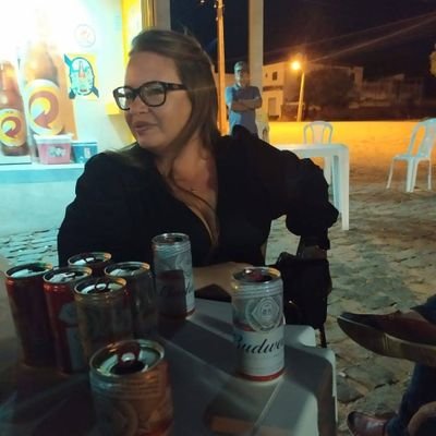 sou uma pessoa alegre gosto de musica, adoro dançar etc....