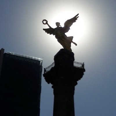 Cuenta que habla de fotografía urbana, historia de la ciudad, literatura y ciencia.

Soy un admirador maravillado y asustado del monstruo urbano qué es la CDMX.