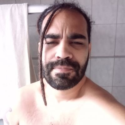 Eu cozinho, eu falo mal das coisas, eu gosto de cachorrinhos, eu torço pro Inter. Eu não gosto de fascista, racista e bolsominion