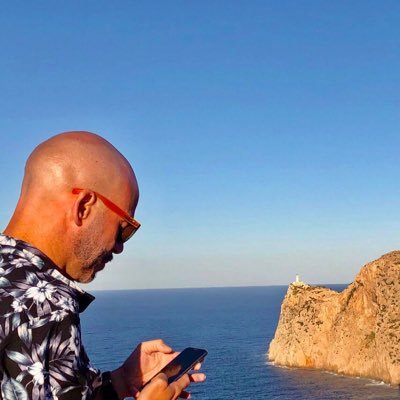 Enfermero. Director de Enfermería del Hospital Universitario de Gran Canaria Dr. Negrín . Si, con trabajo, con mucho trabajo, se consigue