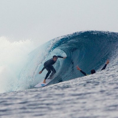 Manu, local, skippeur professionnel, engagé dans la protection du patrimoine naturel calédonien, surfeur confirmé, vous guidera et vous racontera son chez lui🐬