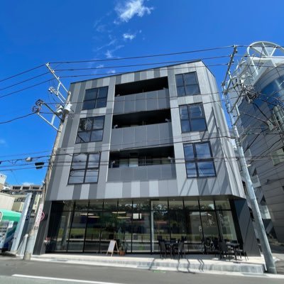「暮らすように泊まる」をコンセプトにしたアパートメントホテルです。小田急線・東海道線小田原駅から徒歩5分、小田原城まで徒歩7分と、観光にも最高の立地となっております！