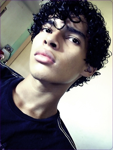 Jovem cheio de sonhos, desejos e grandes amigos sou eu,
não tenho nem quero provar nada a ninguem, quero apenas ser eu mesmo e assim ser feliz;