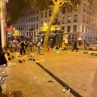 Rassemblement des Lyonnais en colère 🦁 • Compte officiel de #SaccageLyon