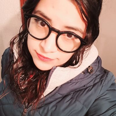 Cosmaker, Diseñadora, Ex-economista, Emprendedora, Viciosa de lol, Otaku (si me baño aunque no lo parezca), Lectora, etc...