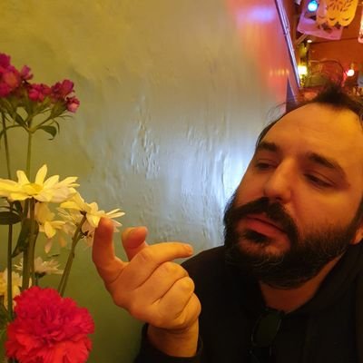 Periodista (@aleatoriocomar, Rolling Stone, La Nación), ocasional dj, músico de entrecasa. Todo lo aquí expresado es a título personal. Average at fucking best.