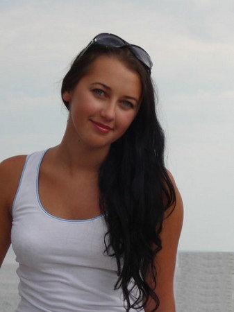 crowdmodel's profile picture. Let's open the door for the average-looking person to become a model with the support of the crowd.