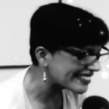 Guayanesa de sentimiento, Doctorada, Cantante de Jazz y Bossa Nova, Su lema: Amor a Dios a la Patria Ciencia y Disciplina.