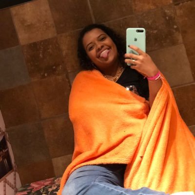 “Dá um sorriso aí pra mim, não fique assim, quero te vê feliz, sei que o mundo anda pesado demais que seja leve o que vier então, fique em paz” 🙏🏿🥺✨