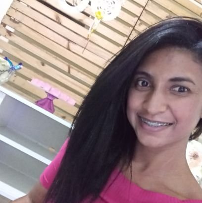 Professora e estudante de Serviço Social.