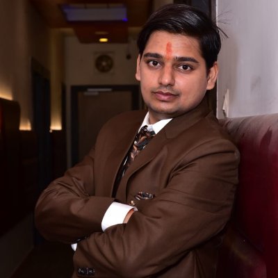 ये हुनर भी बड़ा ज़रूरी है
कितना झुक कर किसे सलाम करो😐
