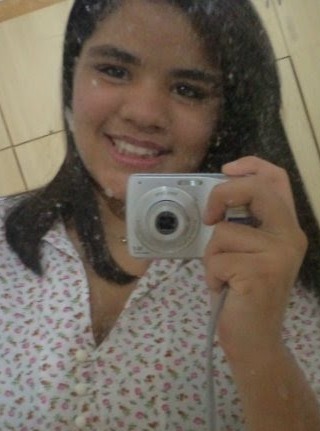 é necessário abrir os olhos e perceber que as coisas boas estão dentro de nós, onde os sentimentos não precisam de motivos nem os desejos de razão !
