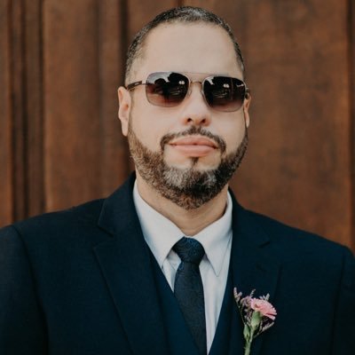 Sou um cara cearense de coração, temperamental, exagerado e um tanto melodramático, mas divertido, amigo e, por que não, inteligente.