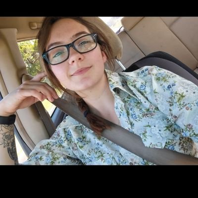 smallishWolfe's profile picture. there's a god damn cougar in the car