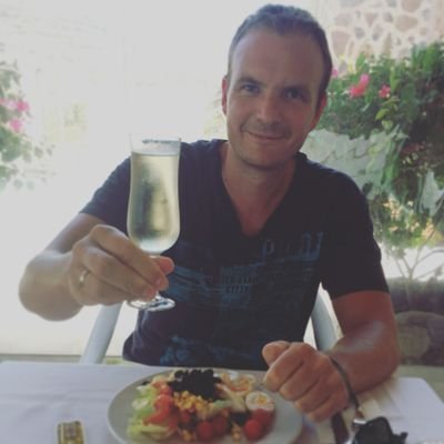 Verander niet om mensen van je te laten houden. Wees jezelf en de juiste mensen zullen van je houden om wie je werkelijk bent.