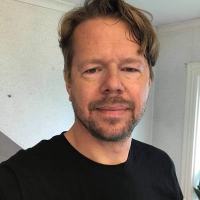 Kyrkoherde i Södermöre, med ökenböjelser och dödsmetalltendenser.