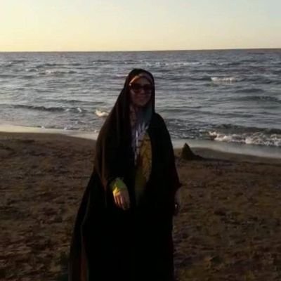 مادر سه فرزند عاشق گل و گیاه
علاقه مند به شعر و پیاده روی
