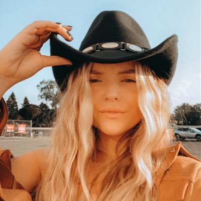 kelseyraeeeee's profile picture. professional retweeter