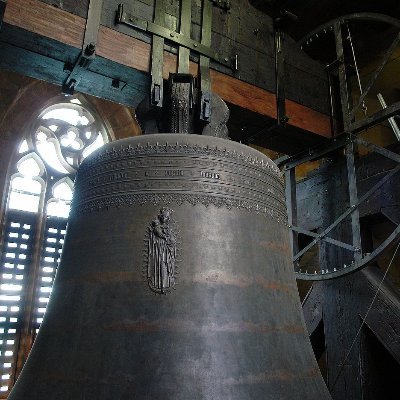 I ring the Bell of the Erfurter Dom every hour. My Bell is named Gloriosa and it is huuuuuuge. The world's largest medieval free-swinging bell; Also on BSKY