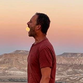 RamShoshan's profile picture. נימה וחצי מהצל