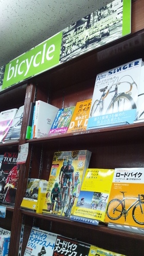 athensamemura's profile picture. 大阪のアメリカ村にある本屋です。（大阪市中央区西心斎橋1-16-1　tel06-6258-3255）年中無休　営業時間11:00～20:00